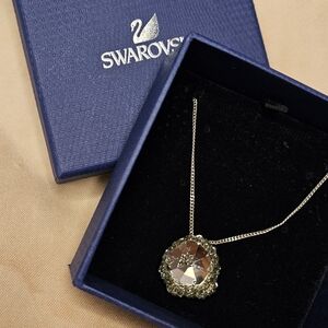 Swarovsksi Pendant with Necklace 💎 In Silver/ Pewter Tone